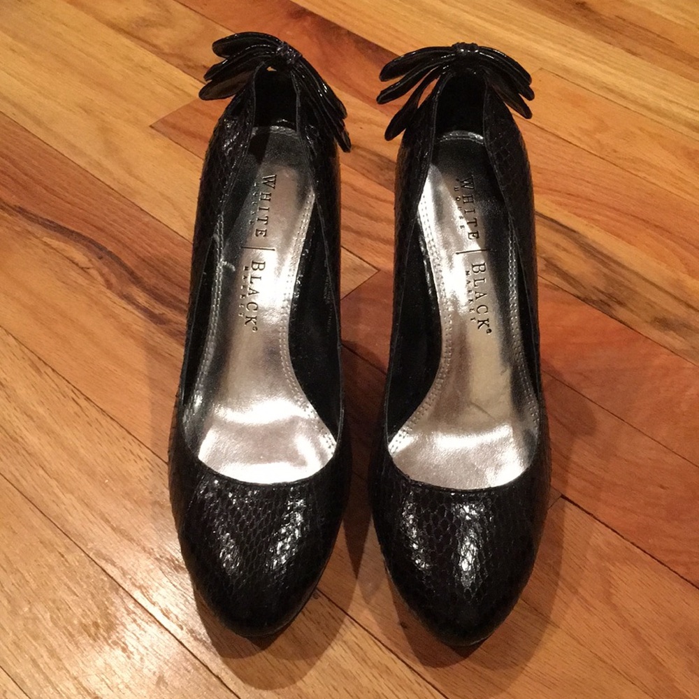Black faux snake skin texture pumps w/ bow